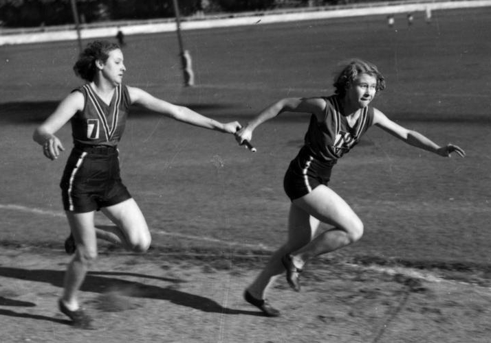 StateLibQld_1_105872_Runners_in_a_relay_race,_Brisbane,_1939.jpg: Contributor(s): Sunday Truthderivative work: Sidik iz PTU, Public domain, via Wikimedia Commons